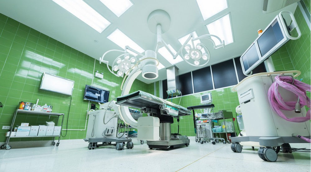 Désinfection du matériel médical en bloc opératoire : bac de trempage et solutions détergent-désinfectant pour le retraitement des dispositifs réutilisables.