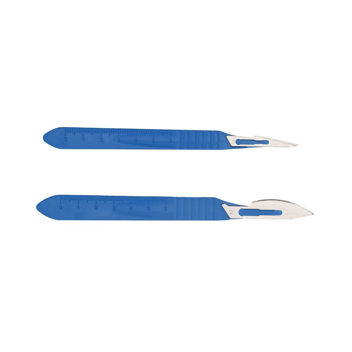 Deux bistouris stériles à usage unique avec lames de tailles différentes et manche gradué 0–5 cm.