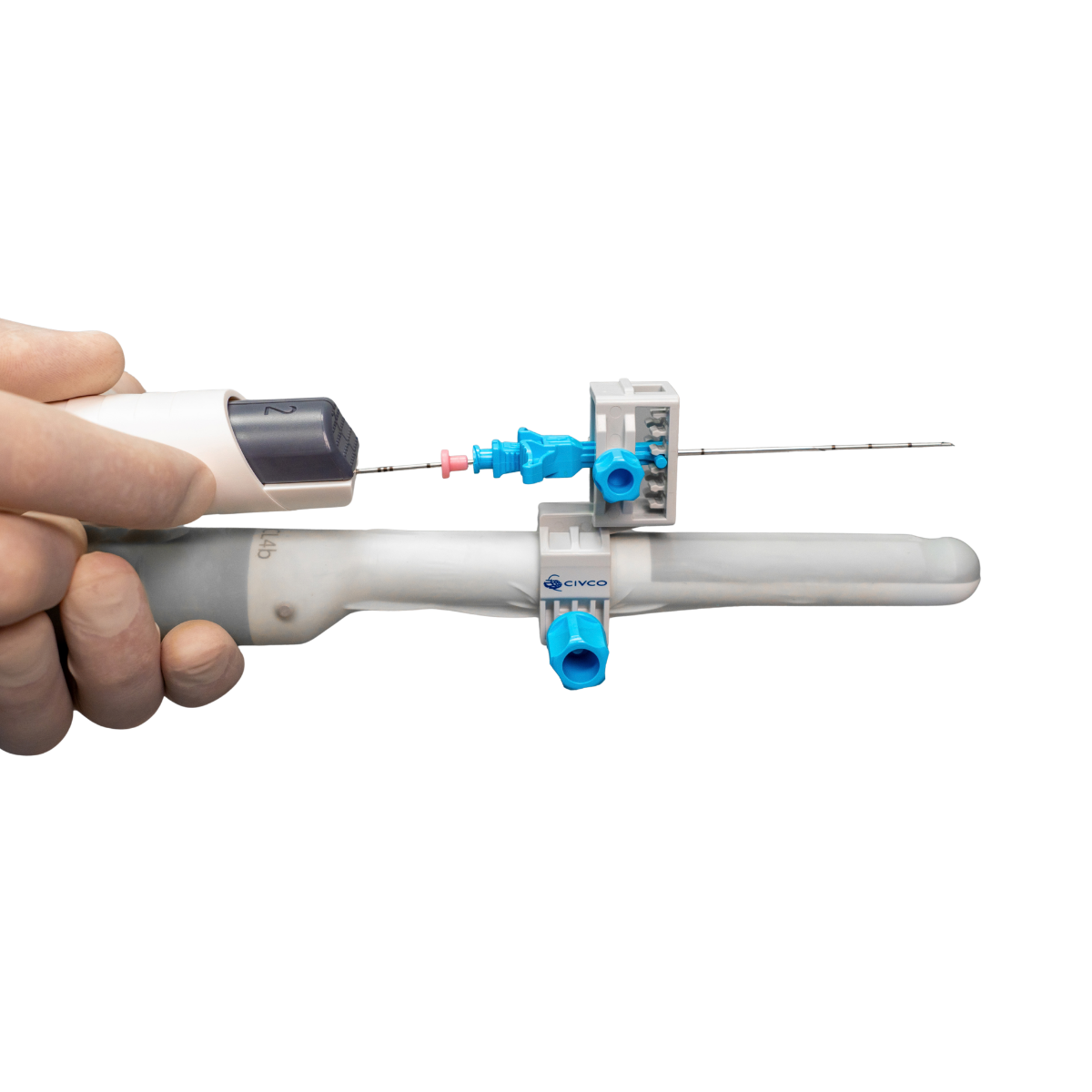 Guide sterile CIVCO TP Pivot Pro en position d'utilisation avec pistolet a biopsie insere, tenu en main sur sonde echographique