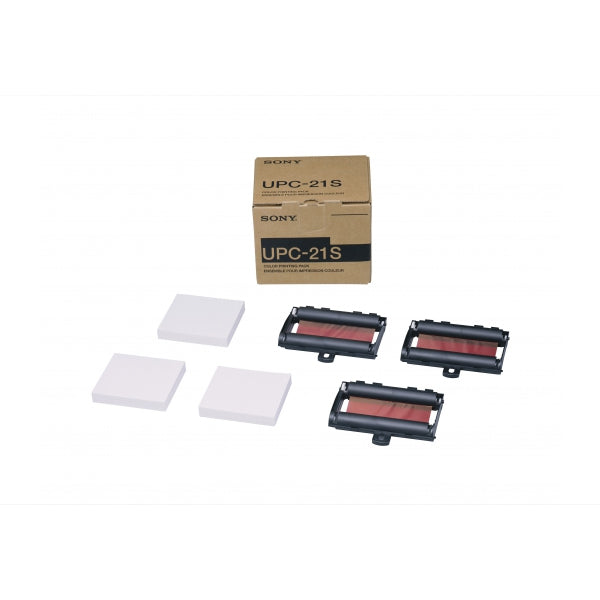 Kit Sony UPC-21S : 240 feuilles de papier + 3 rouleaux encreurs devant une boîte en carton