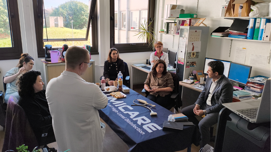 Présentation technique du système LUMICARE de désinfection de haut niveau des sondes d’échographie au sein du service du Pr Decousser