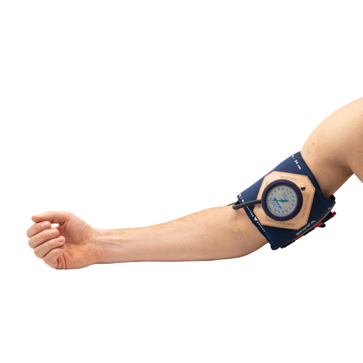 Mesure de la pression artérielle avec le tensiomètre mécanique Vaquez Laubry Classic adulte posé sur le bras d’un patient.