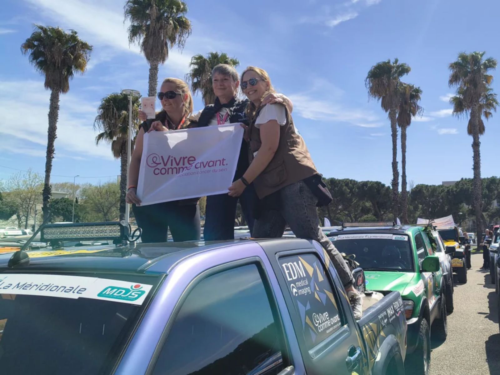 Parade d'arrivée — drapeau Vivre Comme Avant hissé sur la voiture