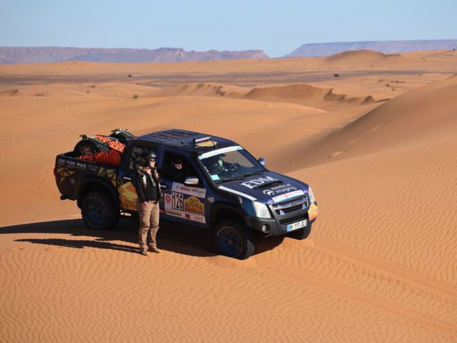 Caroline et Béatrice avec le 4x4 n°126 dans les dunes du désert marocain