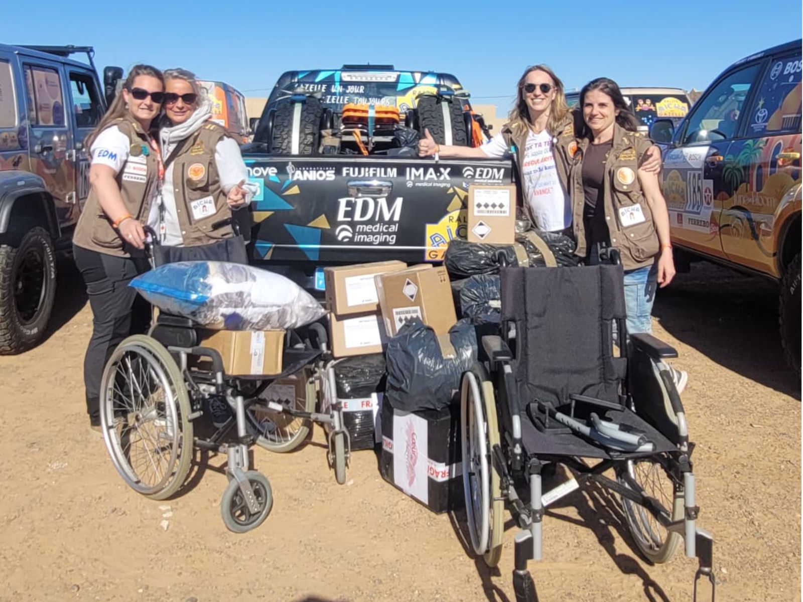 Remise des dons à Cœur de Gazelles — fauteuils roulants et matériel médical acheminés dans la benne du 4x4